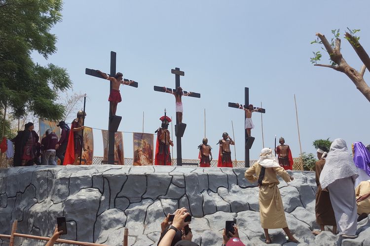 Gereja Katolik di Filipina telah menyarankan agar tidak memeragakan kembali penyaliban Yesus Kristus. Namun demikian, tradisi ini tetap dijalankan.