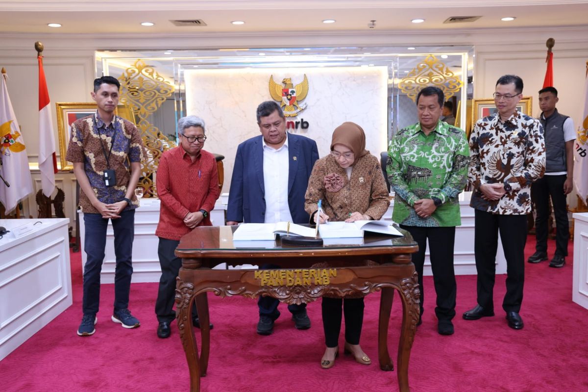 Menteri Pendayagunaan Aparatur Negara dan Reformasi Birokrasi (PANRB) Rini Widyantini menerima Hasil Reviu Laporan Kinerja Pemerintah Pusat (LKjPP) Tahun Anggaran 2025 dari Kepala Badan Pengawasan Keuangan dan Pembangunan (BPKP) Muhammad Yusuf Ateh di Kantor Kementerian PANRB, Jakarta, Senin (30/03/2026).
