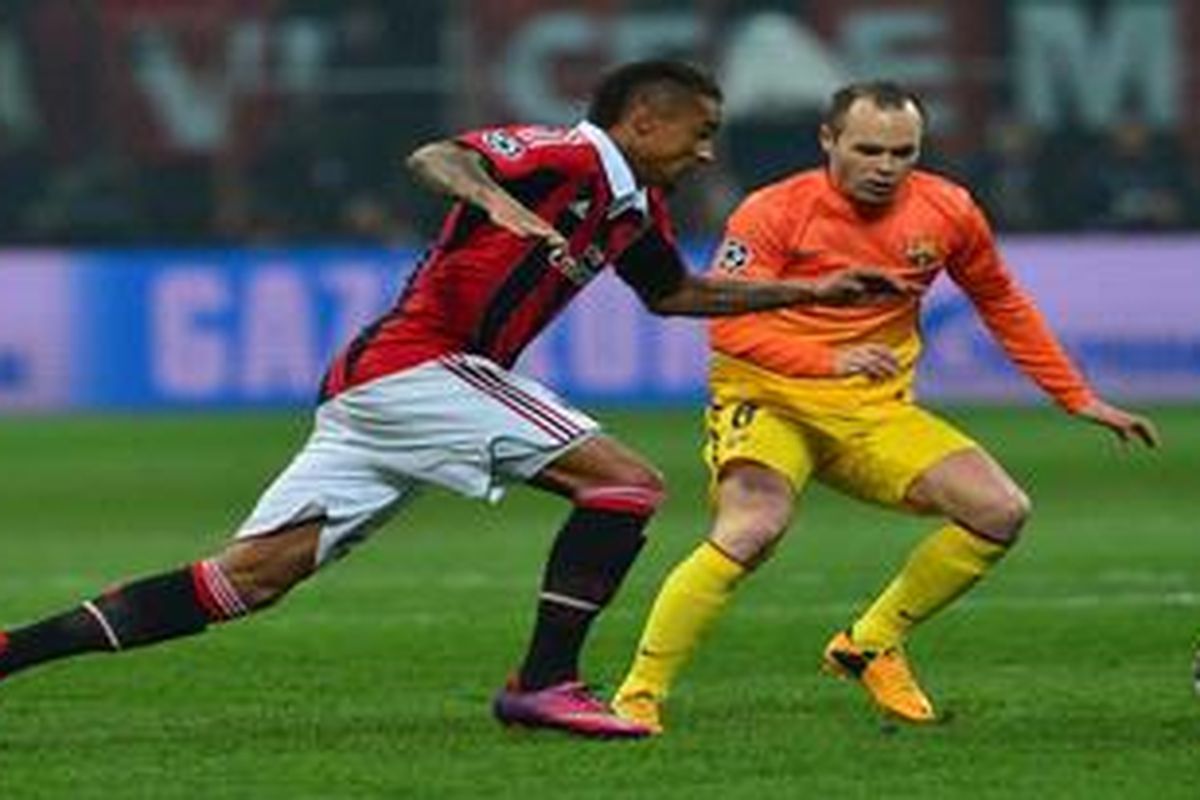 Gelandang Barcelona, Andres Iniesta (kanan), berebut bola dengan gelandang AC Milan, Kevin-Prince Boateng, pada leg pertama 16 besar Liga Champions, di San Siro, Rabu (20/2/2013). 