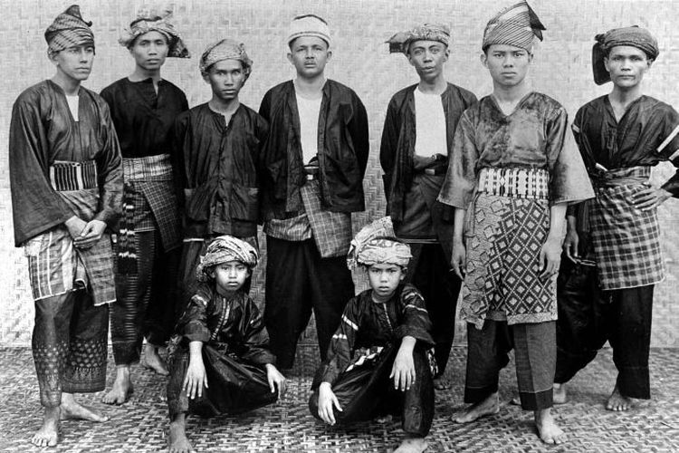 Pakaian khas Suku Minangkabau pada tahun 1900-an