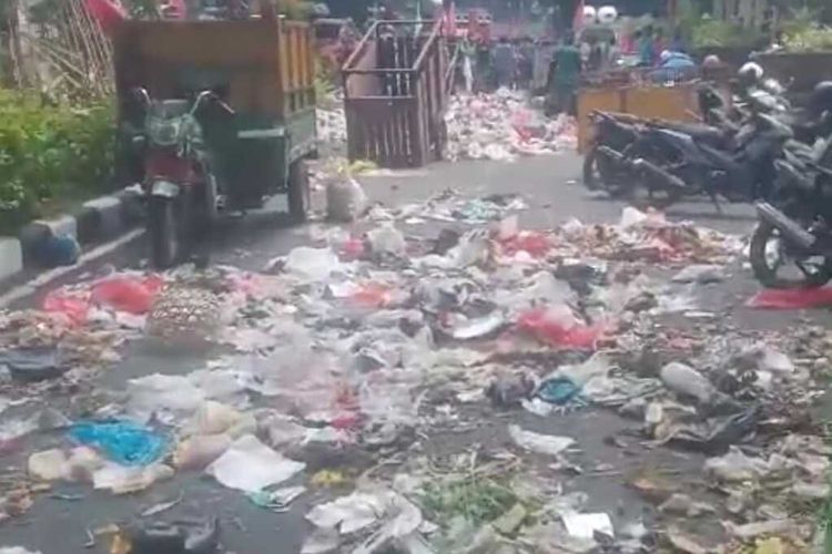 Potongan video viral jalan depan Pendopo Sidoarjo dipenuhi sampah 
