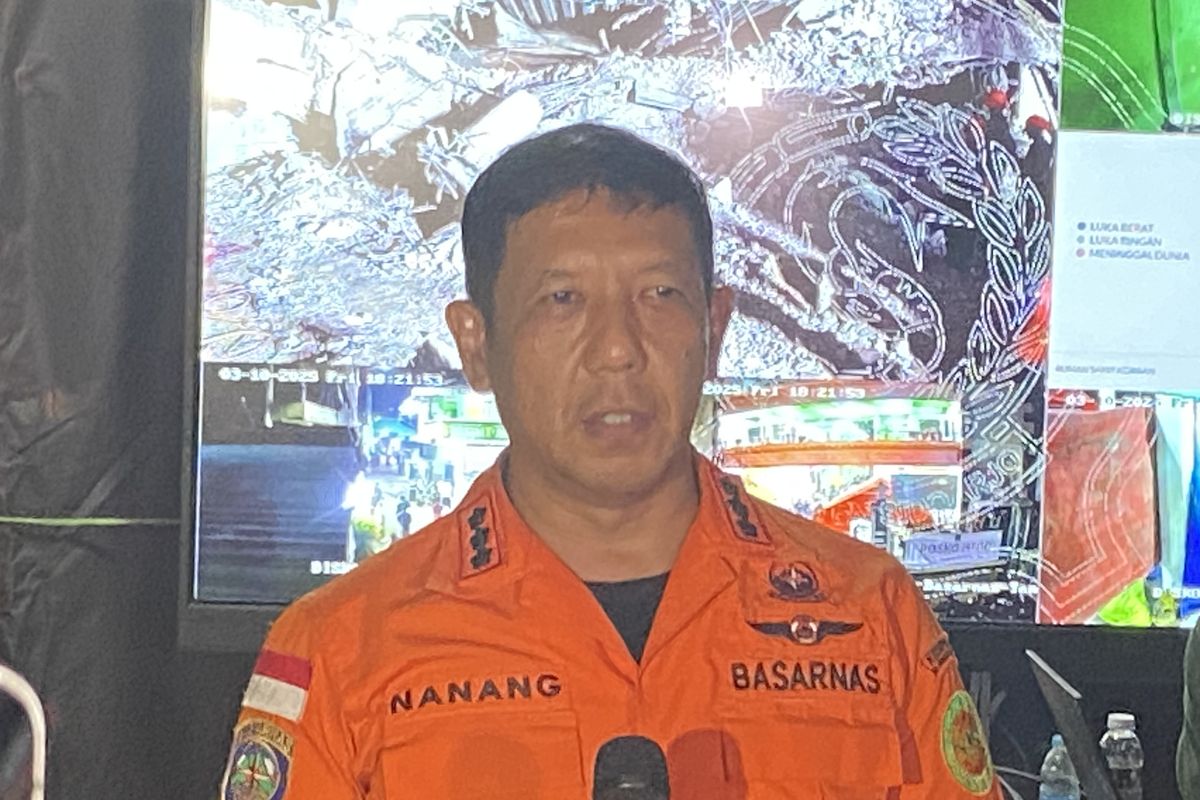 Kepala Kantor SAR Kelas A Surabaya Nanang Sigit saat merilis update korban meninggal dunia akibat runtuhan Ponpes Al Khoziny, Jumat (3/10/2025)