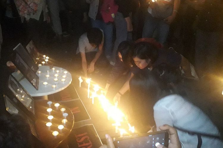 Sejumlah aktivis menyalakan lilin di Gedung Merah Putih KPK dalam acara malam renungan dan doa bersama bagi lima orang korban tewas dalam rangkaian unjuk rasa mahasiswa dan pelajar pada September 2019 lalu, Jumat (11/10/2019).