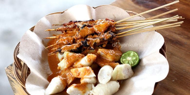 Sate Bulayak, kuliner khas Lombok yang selalu dicari-cari wisatawan saat berlibur ke Lombok, Nusa Tenggara Barat.