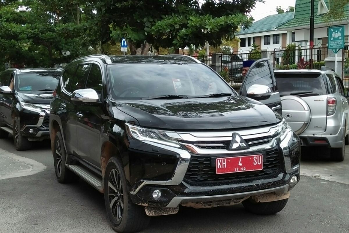 Salah satu kendaraan dinas yang dipakai dalam rombongan pasangan bakal calon Pilkada Sukamara yang menjalani tes kesehatan di RSUD Sultan Imanuddin Pangkalan Bun, Jumat (12/1/2018).