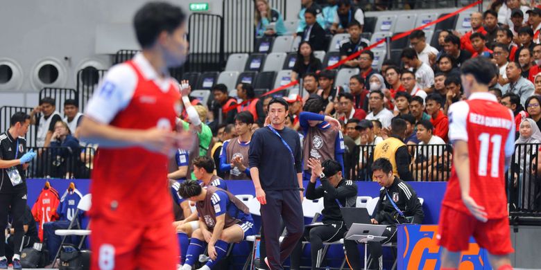 Pelatih Timnas futsal Jepang Kensuke Takahashi mengamati permainan anak asuhnya saat laga semifinal antara Indonesia vs Jepang AFC Futsal ASIAN CUP 2026,  di Indonesia Arena, Jakarta Pusat,  Kamis (6/2/2026).
