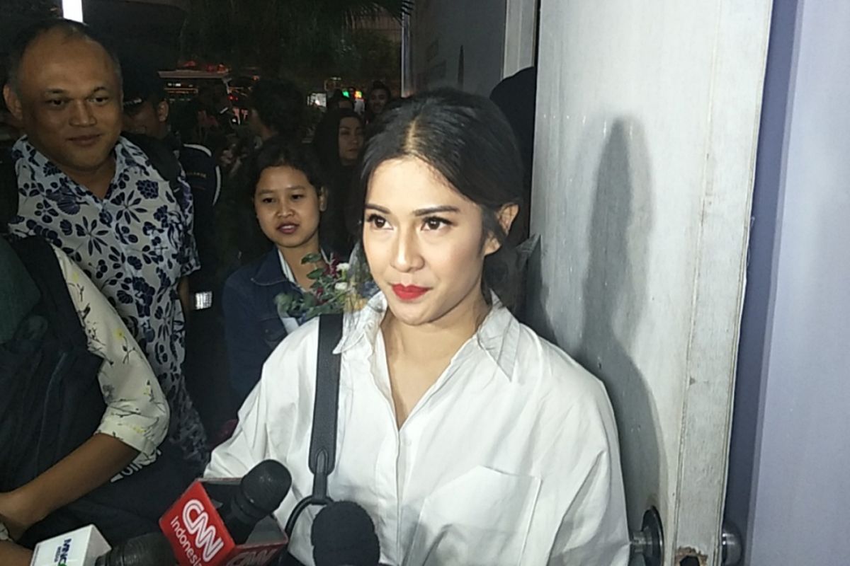 Dian Sastrowardoyo usai tampil di catwalk Jakarta Fashion Week (JFW) di pelataran Senayan City, Jakarta Pusat, Rabu (24/10/2018) malam. 