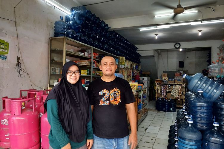 Imas Masriah (40) dan Asep Saepudin (46) pemilik Toko Pelangi di wilayah Ciparigi, Kecamatan Bogor Utama, Kota Bogor, Jawa Barat