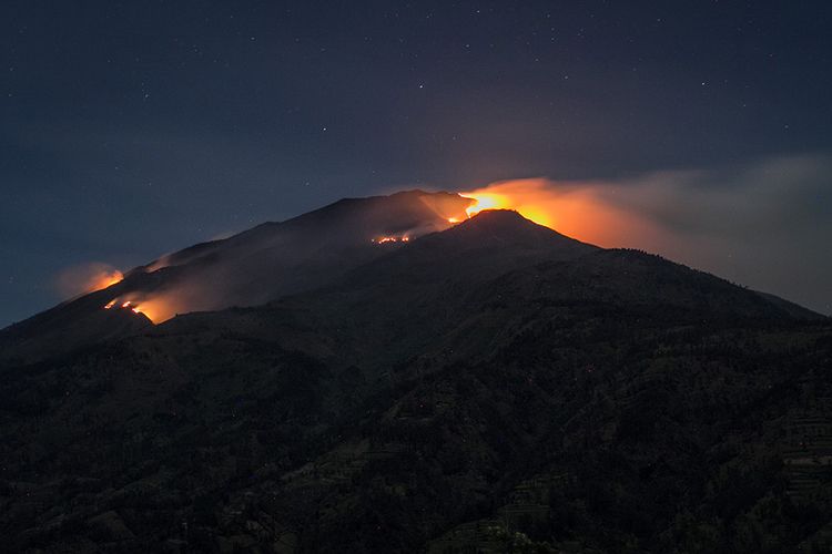 Kobaran api membakar hutan di kawasan puncak Gunung Merbabu terlihat dari Selo, Boyolali, Jawa Tengah, Kamis (12/9/2019). Kebakaran hutan Taman Nasional Gunung Merbabu yeng terpantau pertama kali pada Rabu (11/9) di Kabupaten Magelang, meluas hingga hutan kawasan Kabupaten Boyolali.