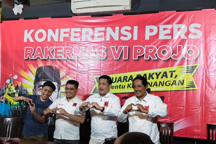 Momen foto bersama pengurus DPP Projo usai konferensi pers Rakernas VI Projo di kawasan Jakarta Pusat, Kamis (12/10/2023).