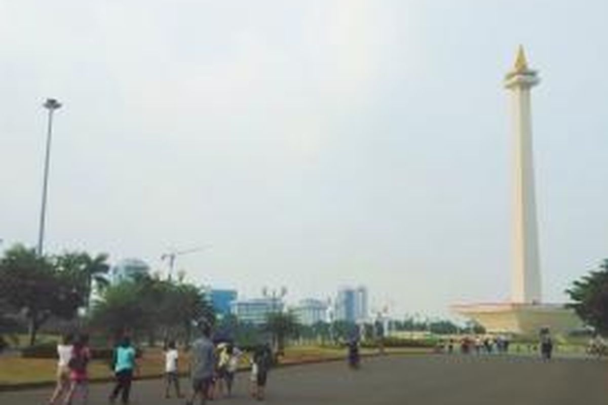 Monas menjadi salah satu alternatif warga untuk menghabiskan waktu menjelang berbuka, Selasa (23/6/2015) sore.