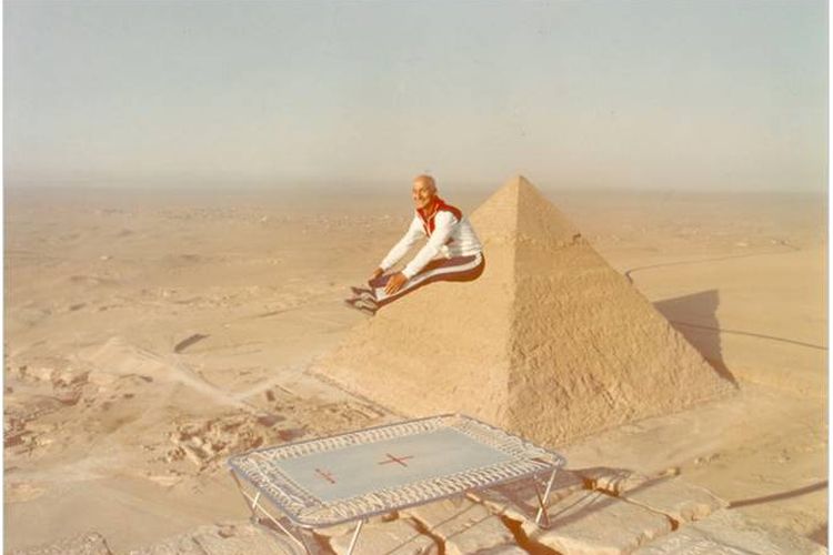 George Nissen, penemu trampolin yang mengudara di atas sebuah piramida di Mesir pada tahun 1977