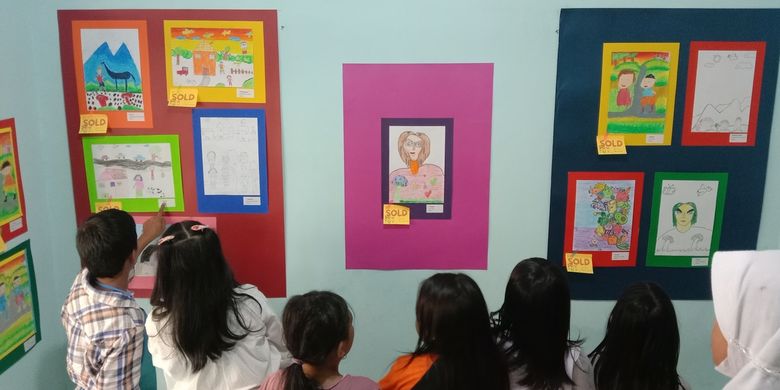 Anak-anak Asuh Rumah Belajar Sabilulungn tengah melihat hasil karyanya yang dipamerkan rhmab belajar tersebut, Sekeloa, Kota Bandung, Jawa Barat, Sabtu (25/3/2023).