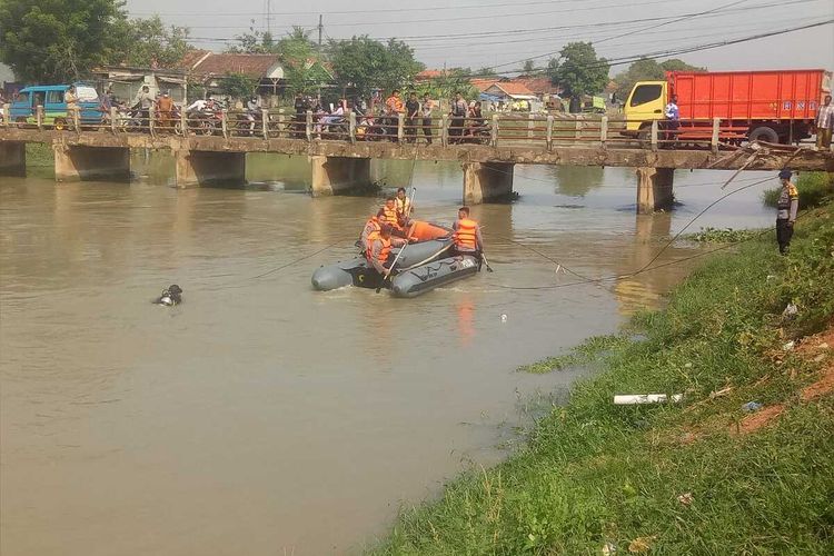 Tim SAR gabubgan tengah melakukan upaya evakuasi mobil pengangkut uang irigasi Bendung Tarum Timur (BT) 15, Desa Pucung, Kecamatan Kotabaru, Kabupaten Karawang, Senin (27/6/2022).