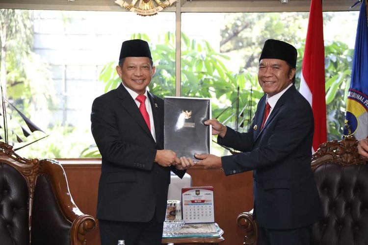 Menteri Dalam Negeri Tito Karnavian saat menyerahkan SK perpanjangan Al Muktabar sebagai Penjabat Gubernur Banten. Jumat (12/5/2023).