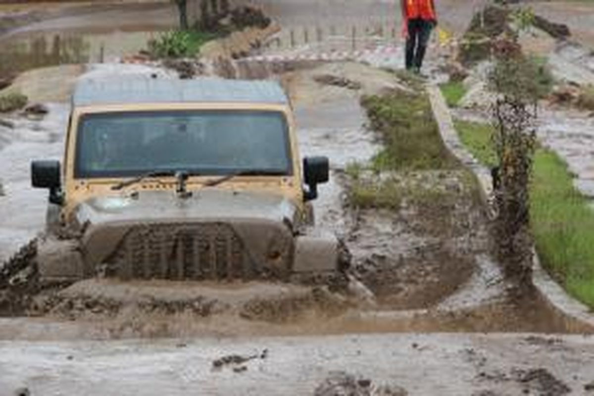 Jeep Wrangler 2.8L diesel juga ikut diuji.