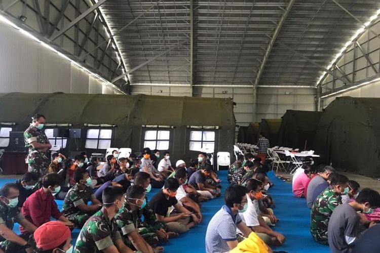 Baik mahasiswa atau WNI yang bekerja di Wuhan, tim medis, TNI, dan staf Kementerian Luar Negeri serta Kementerian Kesehatan berbaur jadi satu, menjalankan ibadah sholat. (Supplied: Istimewa - ABC News.)