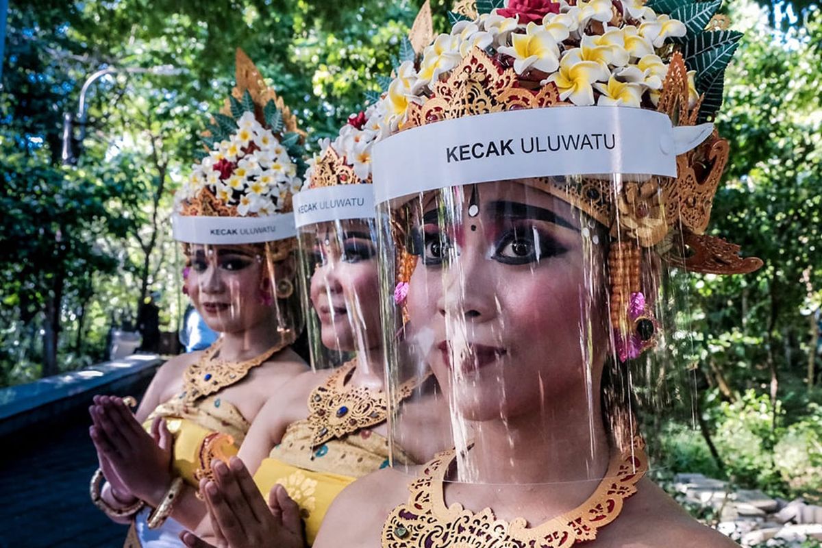 Penari Bali yang mengenakan face shield.