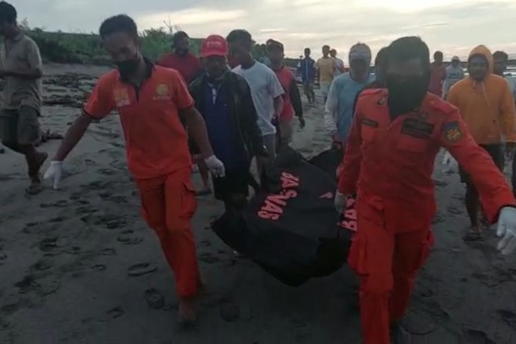 Evakuasi jenazah Pemuda asal Sumbawa, NTB yang hilang terseret ombak saat berenang. Jenazah ditemukan di tepi pantai tidak jauh dari lokasi kejadian.