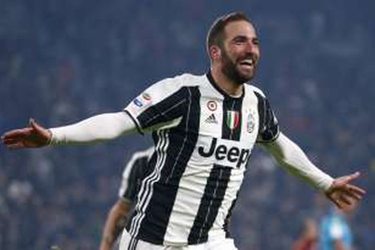 Striker Juventus, Gonzalo Higuain, merayakan gol ke gawang AS Roma dalam lanjutan Serie A, di Stadion Juventus, Sabtu (17/12/2016) waktu setempat.