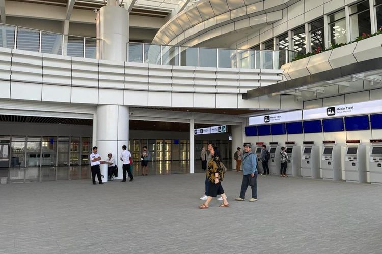 Kondisi Stasiun Kereta Cepat Jakarta-Bandung (KCJB) di Stasiun Tegalluar, Kabupaten Bandung, Jawa Barat, sesaat sebelum pemberangkatan pada Selasa (31/10/2023)