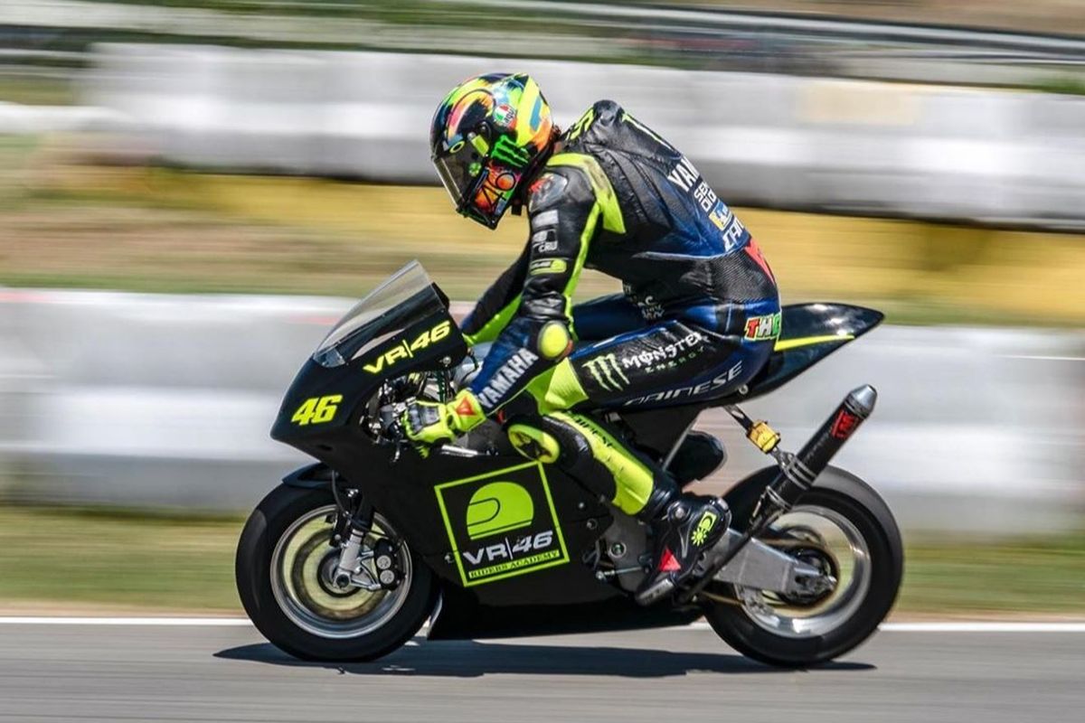 Valentino Rossi latihan memakai mini moto 