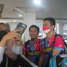 Saat Ahsan/Hendra Sambut Ramah Fans yang Ajak Berswafoto....