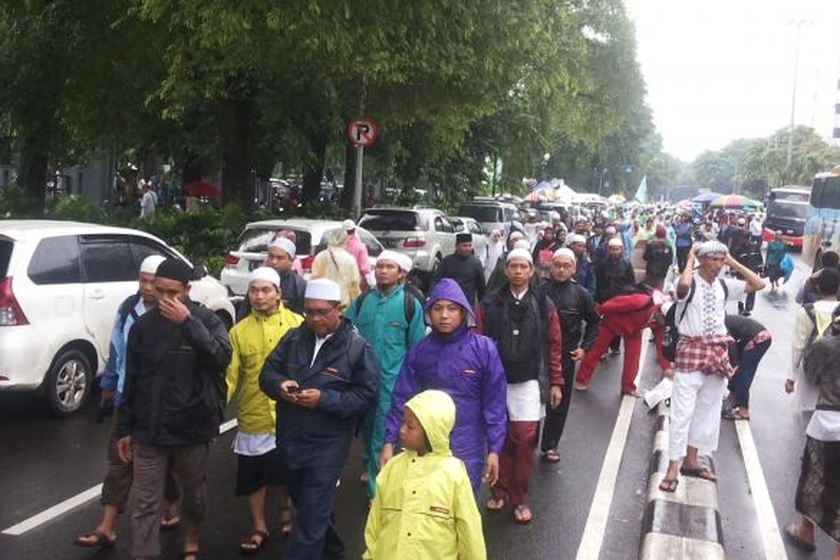 Gelombang massa yang berdatangan ke Masjid Istiqlal, Jakarta, Sabtu (11/2/2017). Mereka hadir untuk mengikuti kegiatan zikir dan doa bersama atau aksi 112 yang tengah digelar di lokasi tersebut.