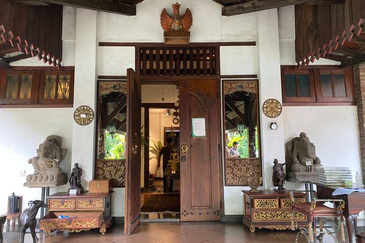 Pintu masuk bangunan utama Museum di Tengah Kebun