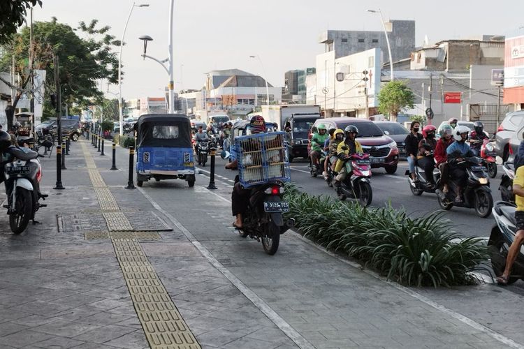 Bajaj dan motor kerap melawan arah melalui trotoar di Jalan Jatinegara Timur No. 44B, Bali Mester, Jakarta Timur, pada Rabu (8/3/2023). (KOMPAS.com/XENA OLIVIA) 