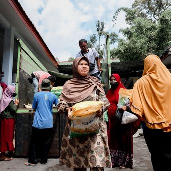 Penyaluran bantuan pangan di Lumajang, Senin (14/10/2024)