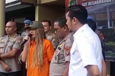 Tampil di Konferensi Pers, Lucinta Luna Ubah Gaya Rambut Jadi Gimbal 