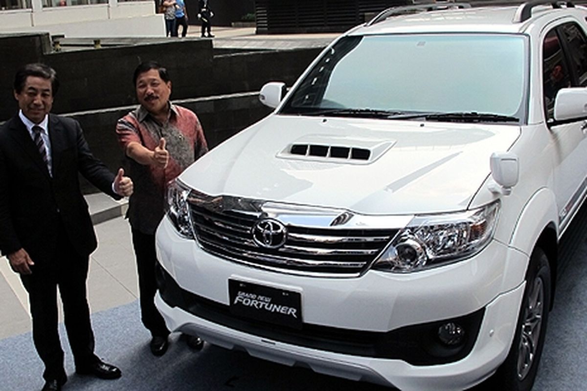 Presiden Direktur TAM, Johnny Darmawan (kanan ) dan wakilnya, Hiedykui Imai Ikiri) saat meluncurkan Grand New Fortuner Diesel VNT