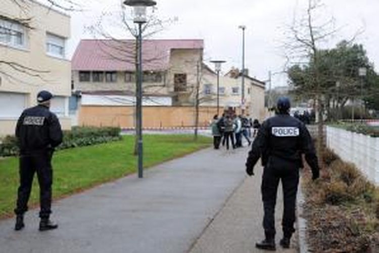 Sejumlah anggota kepolisian Perancis menjaga sebuah masjid di kota Le Mans yang mendapatkan serangan. Pasca-tragedi Charlie Hebdo sejumlah masjid di beberapa kota di Perancis diserang, beruntung tak ada korban yang jatuh,
