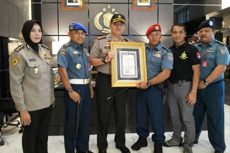 Mayor Laut (P) Tunggul Waluyo (ketiga dari kanan) mendapatkan penghargaan dari Polrestabes Surabaya