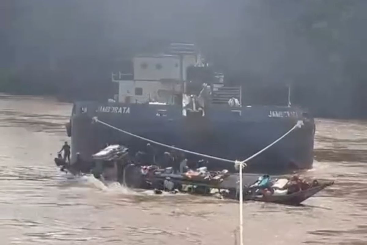 Sejumlah orang yang menaiki perahu kecil nekat melompat ke sungai untuk menyelamatkan diri dari tabrakan dengan kapal tongkang di perairan daerah Murung Raya-Barito Utara, Kalimantan Tengah, Selasa (8/7/2025).