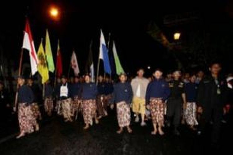 Warga Yogyakarta mengikuti tradisi Tapa Bisu Lampah Mubeng Beteng Keraton Ngayogyakarta Hadiningrat, Selasa (5/11/2013) dini hari.