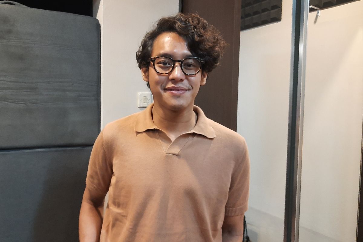 Lirik dan chord lagu waking up together with you ardhito pramono