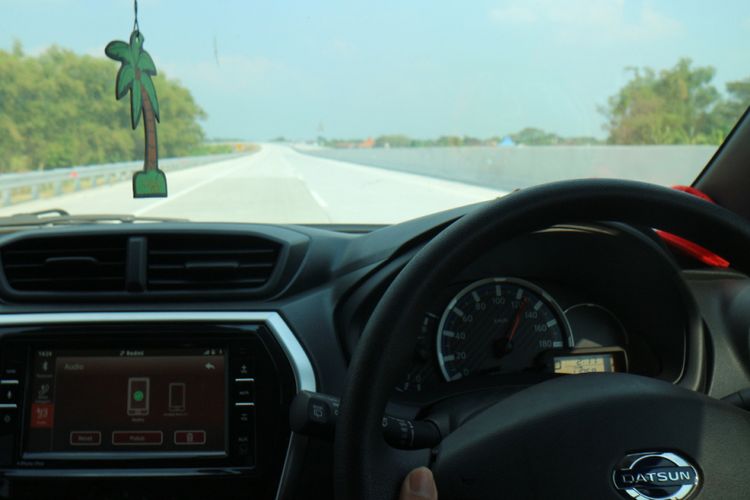 Tes Datsun Cross yang dilakukan Kompas.com di tol fungsional saat perjalanan Merapah Trans Jawa 3.