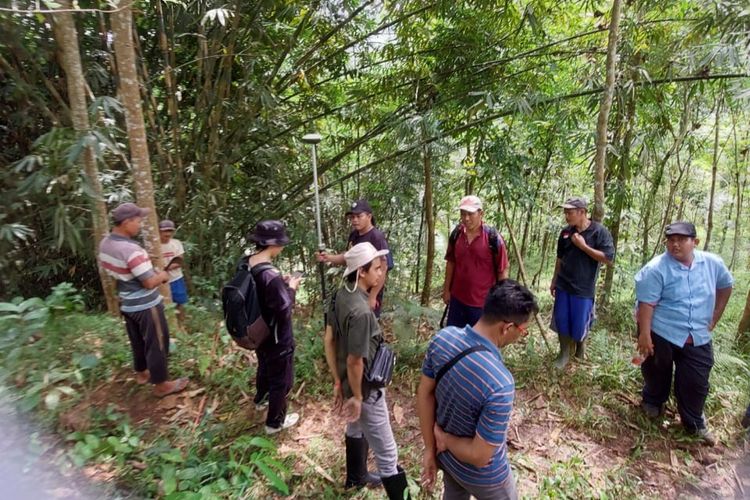 Dok BPN Purworejo: Sejumlah petugas melakukan inven-iden di lahan milik warga Desa Wadas Kecamatan Bener Kabupaten Purworejo 