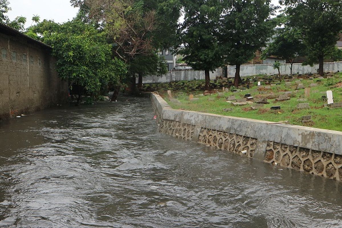 Kali Sekretaris yang memunculkan banjir di sekitaran wilayah Kelurahan Sukabumi Selatan, Kebon Jeruk, Jakarta Barat, Rabu (1/1/2020).