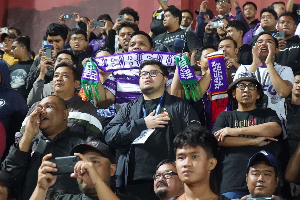 Dewan Pembina Persik sekaligus Bupati Kediri Hanindhito Himawan ikut menyanyikan menyanyikan lagu kebangsaan Persik Kediri bersama ribuan suporter untuk merayakan kemenangan Persik Kediri atas Persis Solo dengan skor 2-0, Sabtu (12/8/2023).