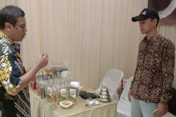 Keripik dari buah kelapa buatan Wahib asal Desa Wadas, Kecamatan Bener, Purworejo