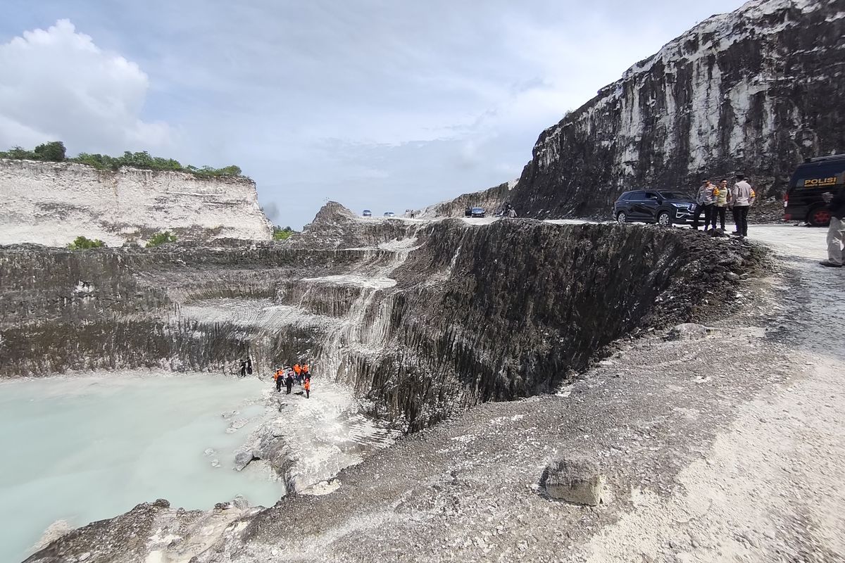 Polisi meninjau lokasi tambang galian C di Bangkalan yang tewaskan enam santri pada Kamis (20/11/2025).
