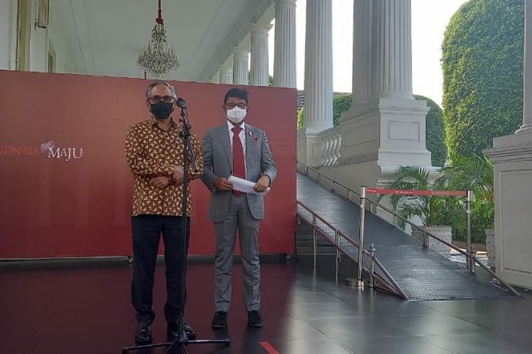Ketua Dewan Komisioner Otoritas Jasa Keuangan (OJK) Wimboh Santoso dan Menkominfo Johnny G Plate memberikan keterangan usai menghadiri rapat terbatas yang membahas punjaman online di Istana Kepresidenan, Jumat (15/10/2021).