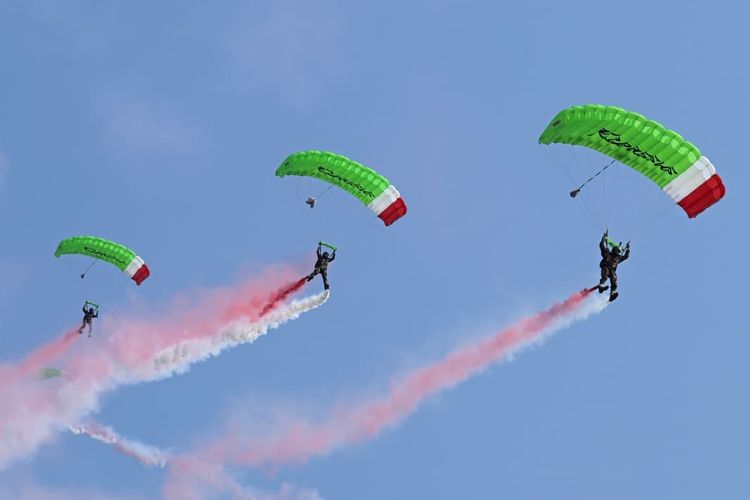 17 Penerjun Kopassus dan Kekuatan Alutsista Udara Semarakkan HUT ke-81 Kemerdekaan RI