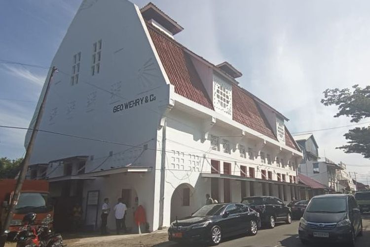 Gedung Gedung GEO Wehry & CO yang menjadi salah satu ikon Kota Tua Padang. )