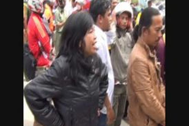 Ribuan honorer di Mamasa, Sulawesi Barat berunjuk rasa dengan menggunakan sandal jepit ke kantor bupati dan DPRD setempat, Rabu (26/2/2014).