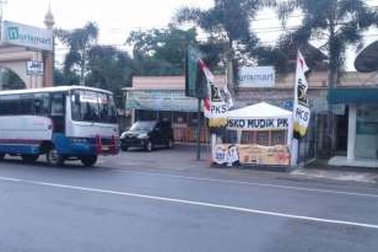 Posko Mudik Lebaran PKS Jawa Tengah dengan fasilitas kasur busa dan pijat gratis ini berlokasi di kompleks Islamic Center Nurul Islam, Jalan Salatiga - Solo KM 8, Kaligandu, Klero, Kecamatan Tengaran, Kabupaten Semarang.