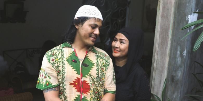 Ria Irawan dan suaminya, Mayky Wongkar, mengadakan acara syukuran pernikahan di kediaman mereka di kawasan Lebak Bulus, Jakarta Selatan, Jumat (23/12/2016) siang, sesudah menjalani akad nikah di KUA Kecamatan Cilandak, Jakarta Selatan, Jumat pagi.